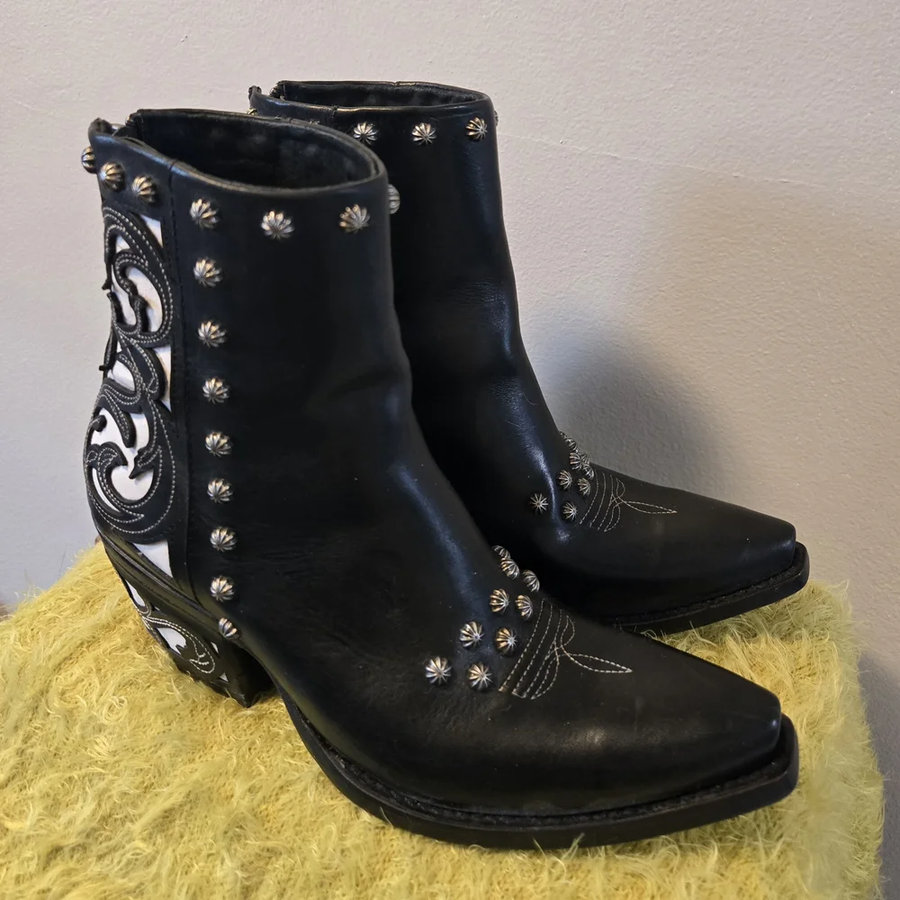 ARIAT Diva Black & White Leather Sexy Ladies Western Studs Ankle Boots Booties 8 - Picture 9 of 16